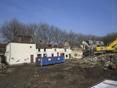 906137 Gezicht op het terrein waar de panden Vlasstraat 28-32 en Bollenhofsestraat 26 gesloopt worden, vanuit een ...